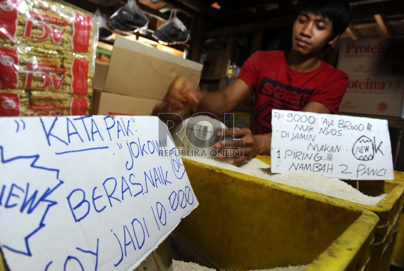  Pedagang sedang merapihkan beras yang dijual pada pasar tradisonal, Jakarta, Kamis (1/10).