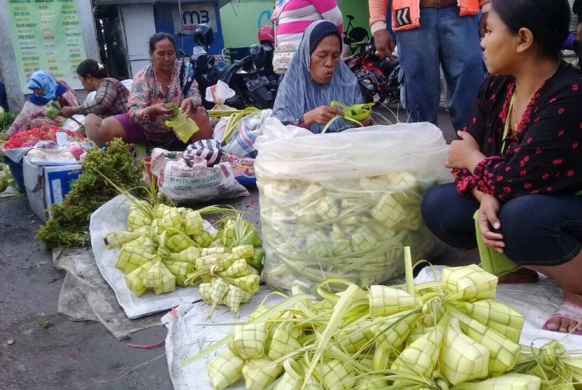 Pedagang selongsong ketupat di Pasar Indramayu, Sabtu (24/6).