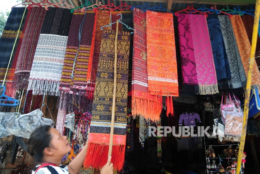 Pedagang souvenir khas Danau Toba melayani wisatawan di Desa Wiata Tomok, Samosir, Sumatra Utara, Senin (22/8).