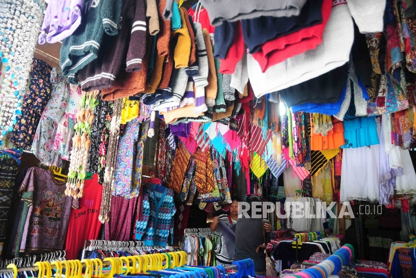 Pedagang suvenir khas Danau Toba melayani wisatawan di Desa Wiata Tomok, Samosir, Sumatra Utara, Senin (22/8). (Republika/Agung Supriyanto)