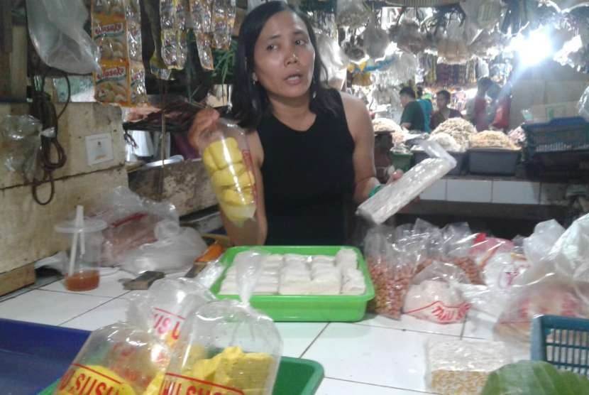 Pedagang tahu dan tempe di Pasar Lenteng, Jakarta Selatan, menunjukkan dagamgannya, Jumat (7/9).