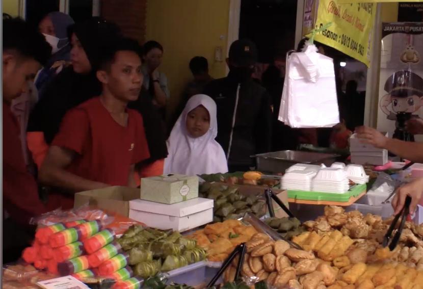 Pedagang takjil yang berjualan di pasar dadakan Benhil, Jakarta Pusat. Benhil terkenal sebagai sentra kuliner Ramadhan.
