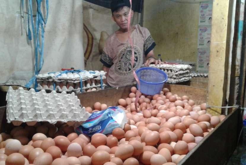 Pedagang telur ayam di Pasar Lenteng, Jakarta Selatan, sedang menunggu daganganny, Jumat (7/9).