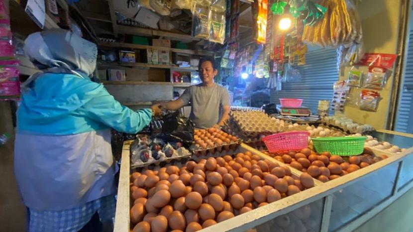 Pedagang telur ayam melayani pembeli di Pasar Kosambi, Kota Bandung, Jawa Barat, Selasa (16/5/2023). 