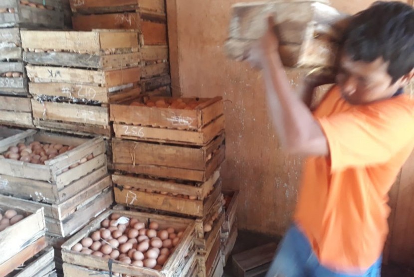 Pedagang telur ayam ras di pasar Induk Legi, Solo.