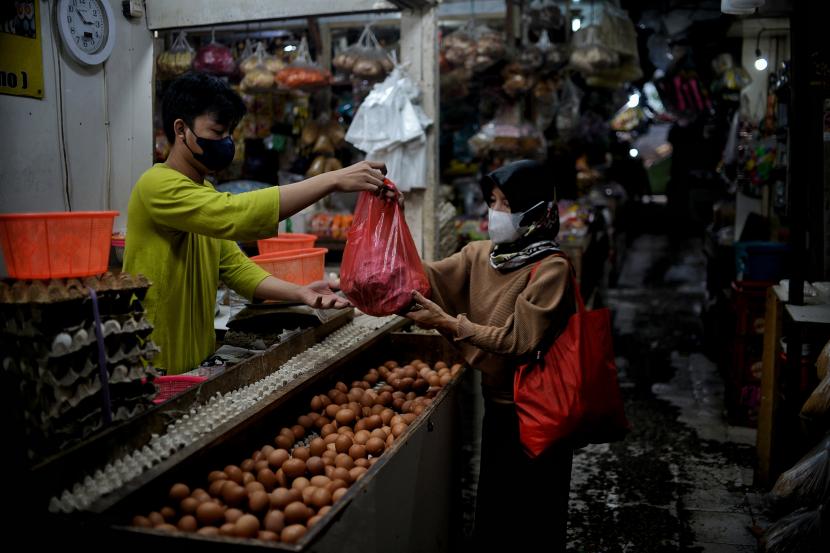 Pedagang telur melayani pembeli di gerainya di pasar tradisional Pasar Minggu, Jakarta.