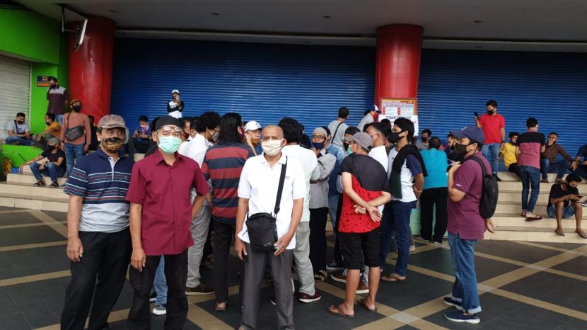 Pedagang yang berjualan di Mall Pusat Grosir Cililitan (PGC), Jakarta Timur, memprotes masih berjalannya biaya sewa kepada manajemen mal, Senin (11/5).
