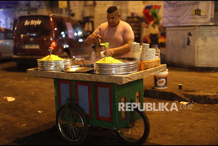 Pedaganga makanan di Nablus Tepi Barat, Palestina menjual dagangannya di malam hari.