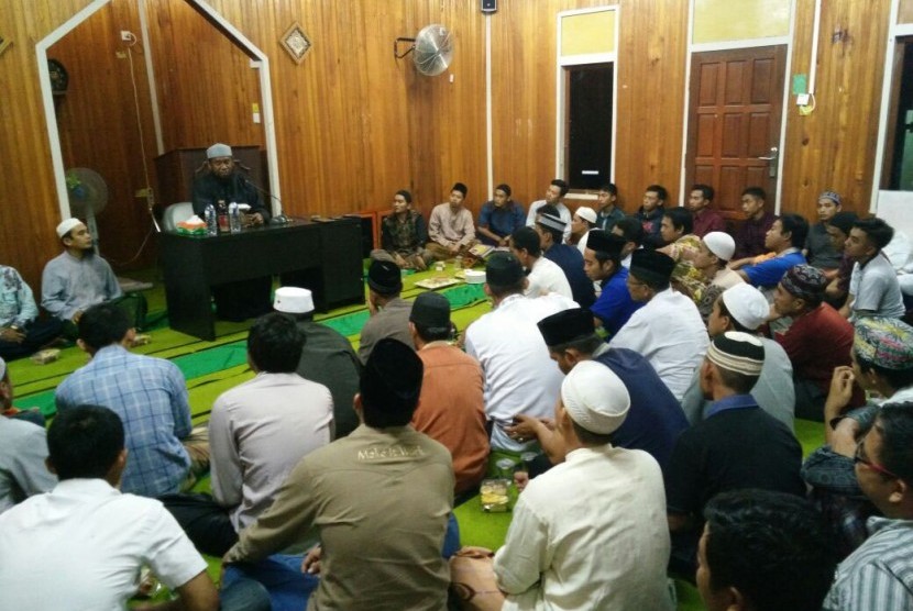  Pedakwah asal Papua yang akrab disapa Ustaz Fadzlan memberikan ceramah pada umat Islam Kaliteng (Ilustrasi)
