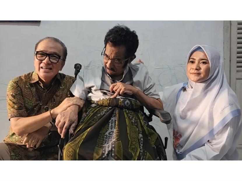 Pedangdut Hamdan ATT terkena stroke (tengah) dijenguk oleh Tantowi Yahya (kiri) dan 