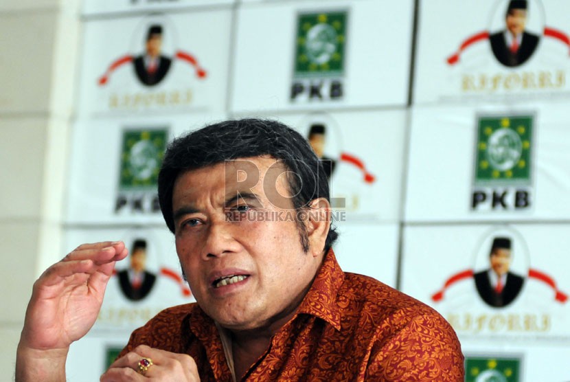  Pedangdut Rhoma Irama memberikan keterangan pers terkait rencana pencalonan dirinya sebagai Presiden Republik Indonesia pada Pemilu 2014 di Jakarta, Sabtu (11/1). (Republika/Aditya Pradana Putra)