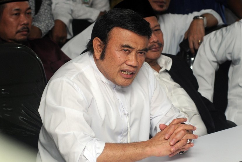  Pedangdut Rhoma Irama (tengah) didampingi pendukungnya memberikan keterangan pers di Jakarta, Jumat (16/5), untuk menarik dukungan dirinya dari Partai Kebangkitan Bangsa (PKB). 