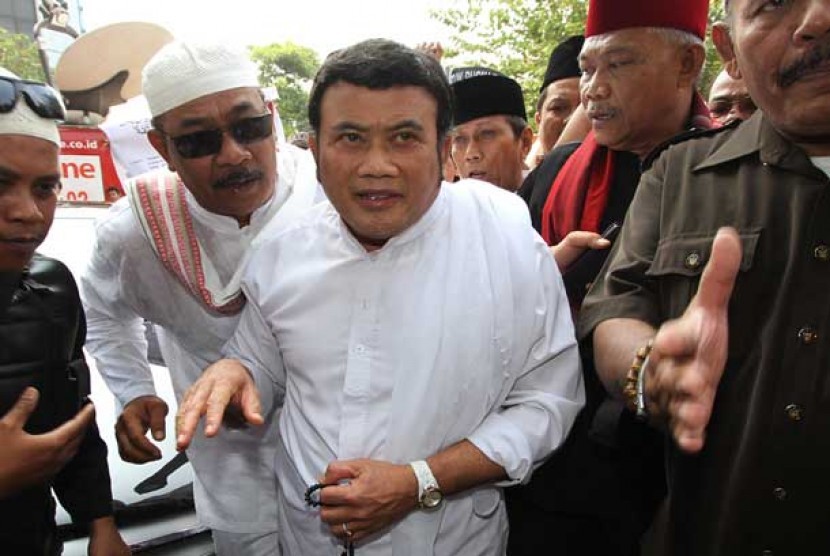   Pedangdut Rhoma Irama (tengah) dikawal pendukungnya ketika memenuhi panggilan Panwaslu DKI Jakarta, Jakarta Pusat, Senin (6/8). 