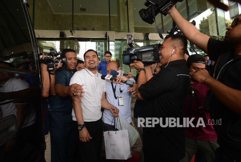 Pedangdut Saipul Jamil, berjalan untuk memasuki kendaraan tahanan seusai menjalani pemeriksaan di Gedung Komisi Pemberantasan Korupsi (KPK), Jakarta, Kamis (22/12).