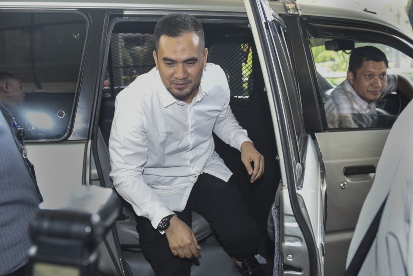 Pedangdut Saipul Jamil keluar dari mobil tahanan saat tiba untuk menjalani pemeriksaan di Gedung KPK, Jakarta, Kamis (21/7). 