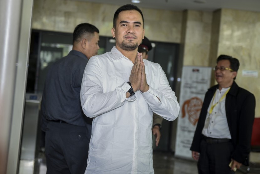 Pedangdut Saipul Jamil memberikan salam saat tiba untuk menjalani pemeriksaan di Gedung KPK, Jakarta, Kamis (21/7). 