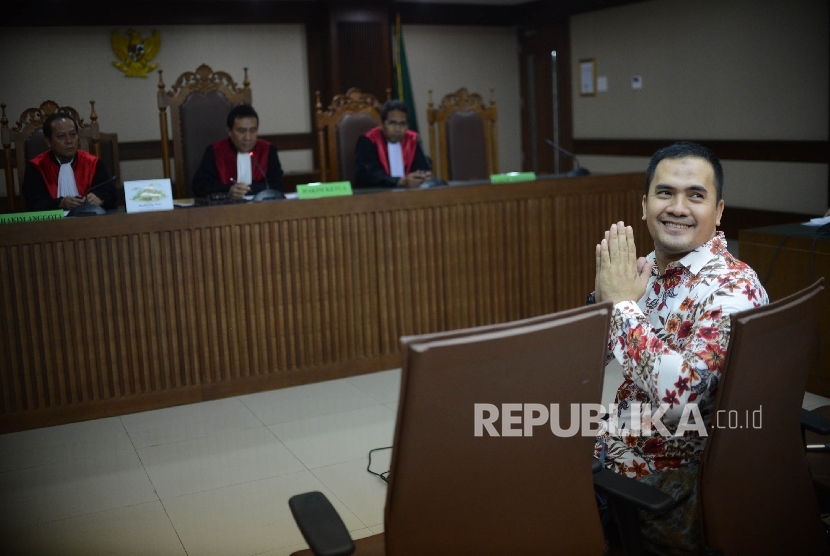 Pedangdut Saipul Jamil menjalani sidang perdana di Pengadilan Tipikor, Jakarta, Rabu (26/4). Pembebasan Saipul yang berlebihan menuai kontroversi publik.