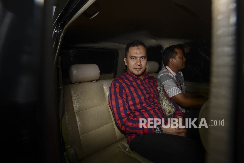  Pedangdut yang juga terpidana kasus pencabulan Saipul Jamil memasuki kendaraan tahanan seusai menjalani pemeriksaan sebagai tersangka di Gedung Komisi Pemberantasan Korupsi (KPK), Jakarta, Senin (16/1).