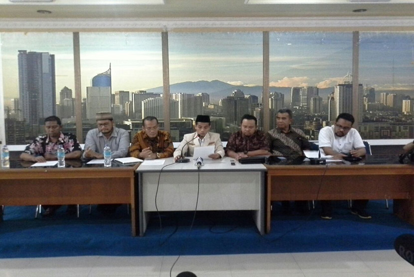 Pedri Kasman (tengah) saksi kasus penistaan agama dan kuasa hukum Irena Handono saat jumpa pers di Gedung Dakwah PP Muhammadiyah, Menteng, Jakarta Pusat, Jumat (13/1).