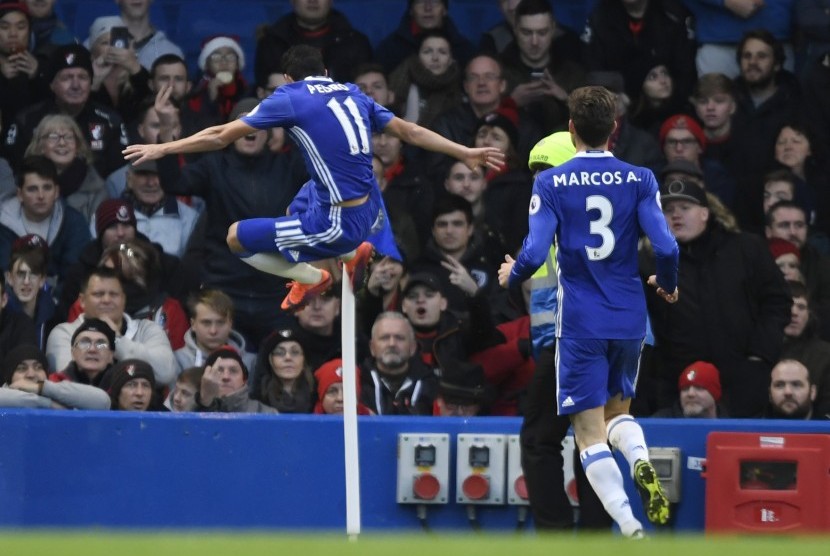 Pedro (kiri) berselebrasi setelah membobol gawang Bournemouth.