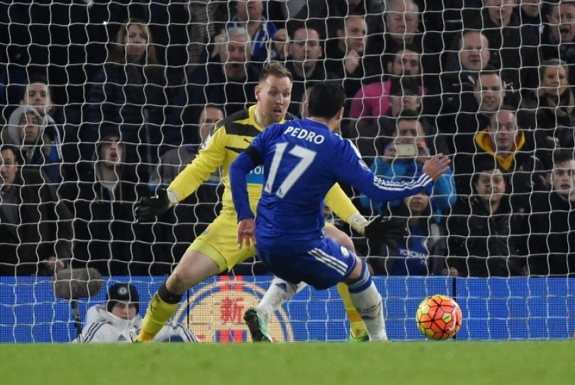 Pedro mencetak gol keempat Chelsea ke gawang Newcastle United.