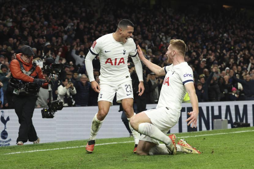 Pedro Porro (kiri) dari Tottenham Hotspur merayakan golnya ke gawang Burnley di Piala FA. Tottenham mengalahkan Burnley 1-0.