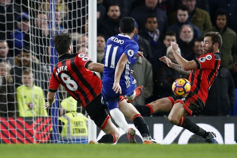 Pedro saat mencetak gol ketiga Chelsea ke gawang Bournemouth.