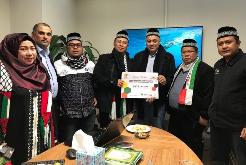 Penyerahan bantuan ke Palestina (foto atas), Ketua Dewan Pembina JSIT Indonesia Sukro Muhab di Palestina (foto bawah).