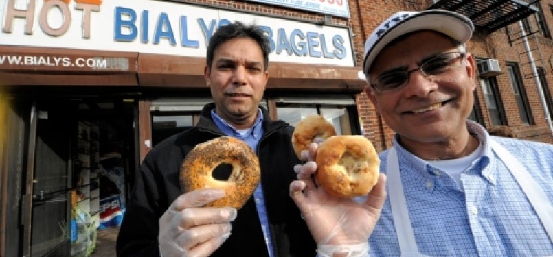 Peerzada Shah dan Zafaryab Ali berpose di depan toko roti bagel 'Hot Bialys & Bagels'.