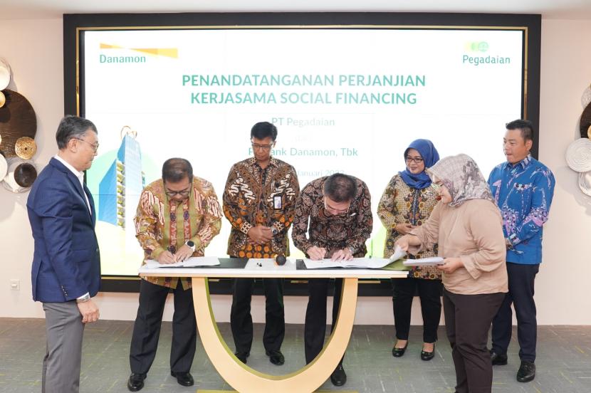 Pegadaian dan Danamon menandatangani perjanjian kerja sama penyaluran pembiayaan sosial berkelanjutan.