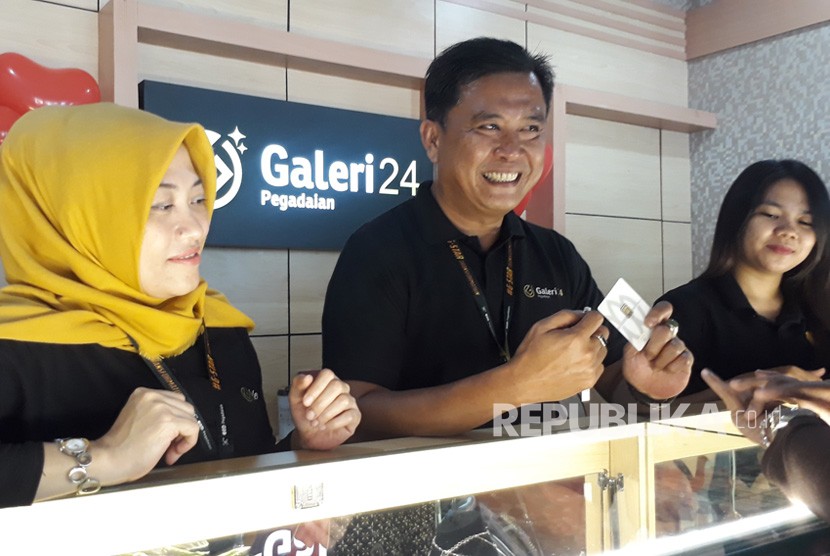 Pegadaian Jual Emas Lewat Galeri24.  PT Pegadaian resmi meluncurkan Pegadaian Galeri24 di Kota Bandung, Jumat  (22/2). Galeri24 menjadi pengembangan bisnis perdagangan emas.