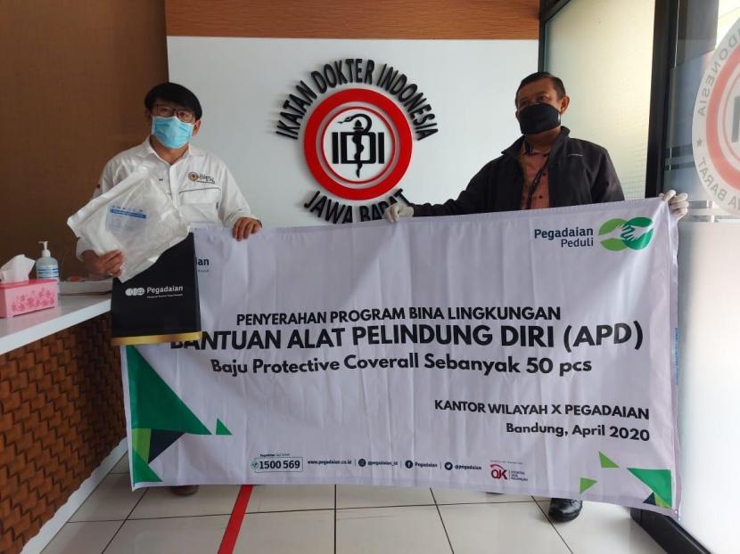 Pegadaian Kanwil Bandung menyumbangkan alat pelindung diri (APD) kepada IDI (Ikatan Dokter Indonesia) wilayah Jabar. Penyerahan APD berupa berupa cover all berlangsung di Kantor IDI Wilayah Jabar, Bandung, belum lama ini.