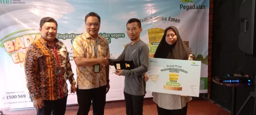 Pegadaian Kanwil VIII Jakarta 1 kembali memberikan hadiah Grand Prize kepada nasabahnya sebagai hadiah utama dari program Badai Emas. 