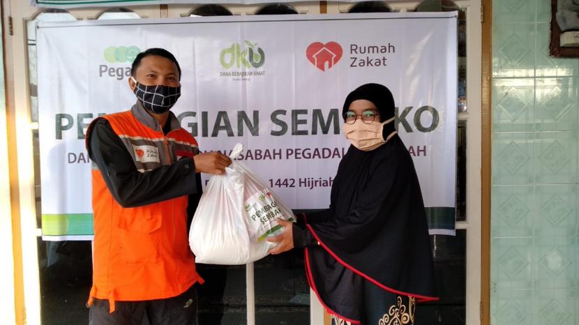 Pegadaian Syariah Cabang Padang dan Rumah Zakat Sumbar kembali bersinergi menyalurkan paket sembako untuk warga sekitar Kota Padang. 