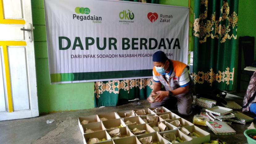 Pegadaian Syariah Cabang Ujung Gurun Padang bersama Rumah Zakat hadirkan Dapur Berdaya untuk warga yang Isolasi Mandiri di Kelurahan Teluk Kabung Tengah, Kecamatan Bungus TelukKabung, Kota Padang.