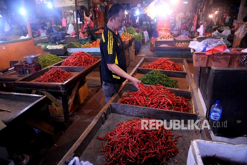  Pegadang menata cabai di Pasar Senen Jakarta Pusat, Ahad (4/12).