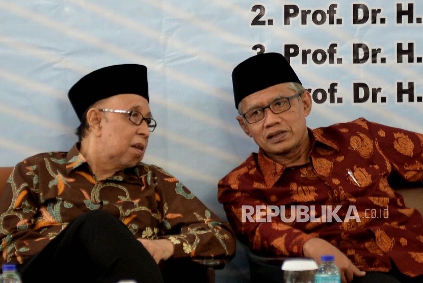 Mantan mendiknas Yahya A. Muhaimin dan Ketua Umum PP Muhammadiyah Haidar Nasir berbincang