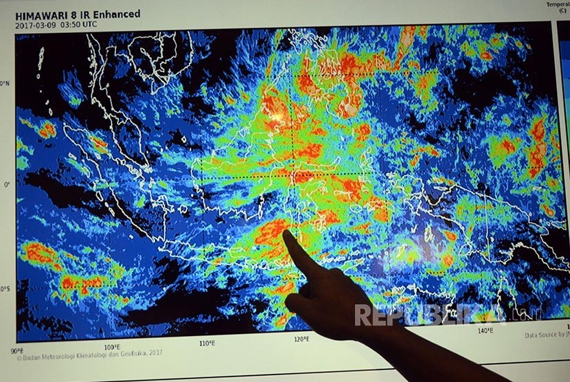 Pegawai Badan Meteorologi, Klimatologi, dan Geofisika (BMKG) Makassar menujukkan sirkulasi cuaca di ruang Publik Center kantor setempat, Makassar, Sulawesi Selatan, Kamis (9/3). Menurut prakiraan BMKG Wilayah IV Makassar hujan masih terjadi hingga maret,.