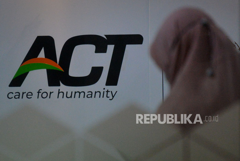 Pegawai beraktivitas di kantor Aksi Cepat Tanggap (ACT), Menara 165, Jakarta. Bareskrim Polri telah meminta kepada kementerian terkait agar men-take down semua konten promosi ACT di media sosial. (ilustrasi)
