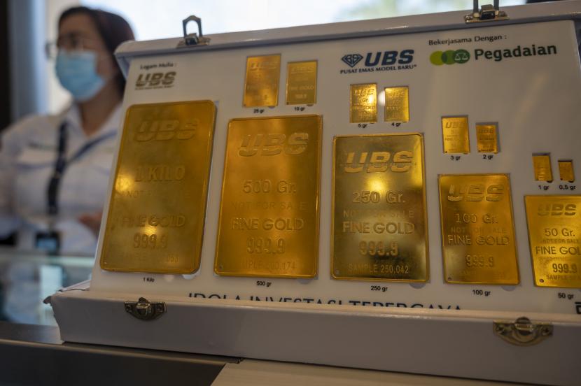 Pegawai bertugas di dekat pajangan emas cetakan UBS PT Pegadaian (Persero) di Palu, Sulawesi Tengah. Harga emas kembali berkilau pada perdagangan Rabu (5/10). Di dalam negeri, harga emas batangan kekuaran PT Aneka Tambang Tbk (Antam) terpantau naik Rp 7.000 per gram ke level Rp 962.000 per gram.