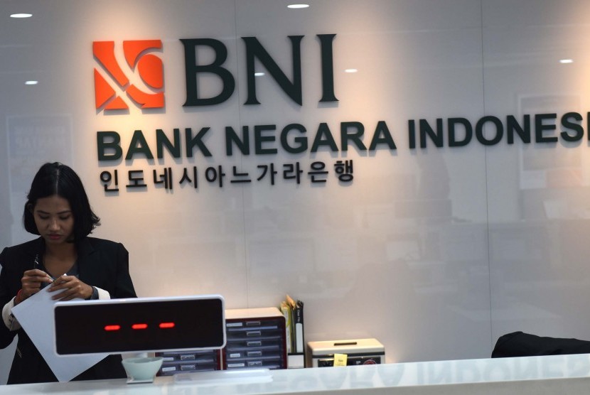 Pegawai BNI melayani nasabah di Bank BNI Cabang Seoul, Korsel, Selasa (8/11). 