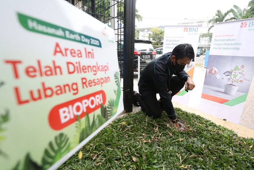 Pegawai BNI Syariah sedang melakukan pemeliharaan lubang biopori di salah satu outlet BNI Syariah, yaitu Kantor Kas BNI Syariah UHAMKA. Dalam ranga Hari Bumi Sedunia tanggal 22 April, BNI Syariah membuat 1.220 Lubang Resapan Biopori (LRB) di seluruh outlet dalam kegiatan Hasanah Earth Day 2020. 