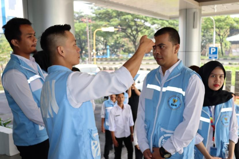 Pegawai BNN Provinsi Jabar jalani pemeriksaab suhu tubuh untuk antisipasi virus corona. 