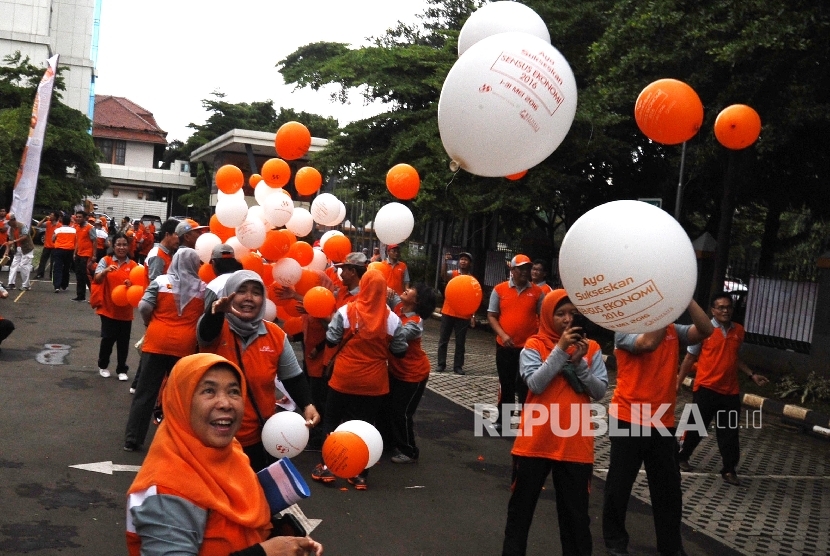 Pegawai BPS melepas rangkaian balon saat Apel Siaga Sensus Ekonomi 2016 di kantor BPS, Jakarta, Jumat (18/3). (Republika/ Tahta Aidilla)