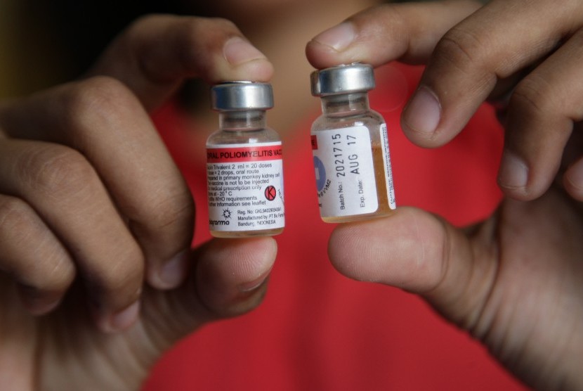 Pegawai Dinas Kesehatan menunjukan dua botol vaksin Poliomyelitis Oral di Kantor Dinas Kesehatan Kota Kendari, Sulawesi Tenggara, Senin (7/3).