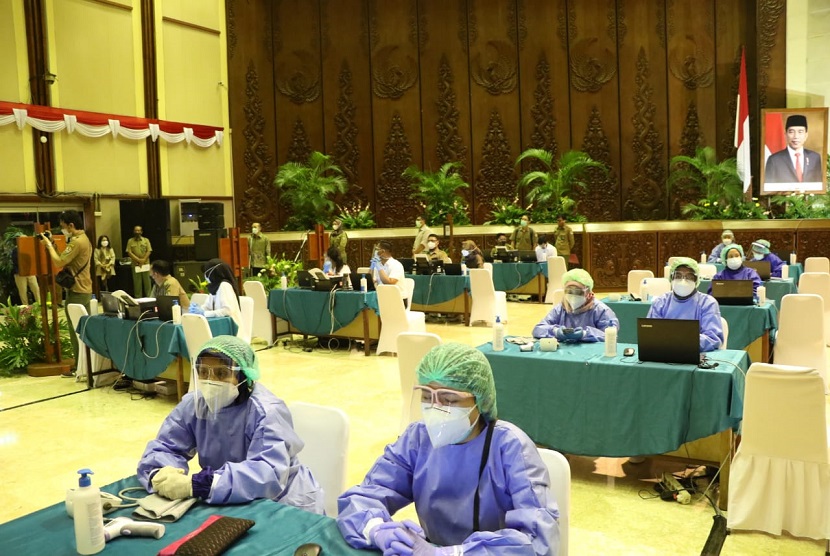 Pegawai Kementerian Lingkungan Hidup dan Kehutanan (KLHK) mulai menjalani vaksinasi COVID-19 dosis pertama, bertempat di Auditorium Dr. Soedjarwo Gedung Manggala Wanabakti Jakarta, Senin (8/3). Sekretaris Jenderal KLHK Bambang Hendroyono mengatakan vaksinasi lingkup KLHK akan dilakukan mulai tanggal 8 sampai 16 Maret 2021, yang diikuti oleh 6.237 pegawai.