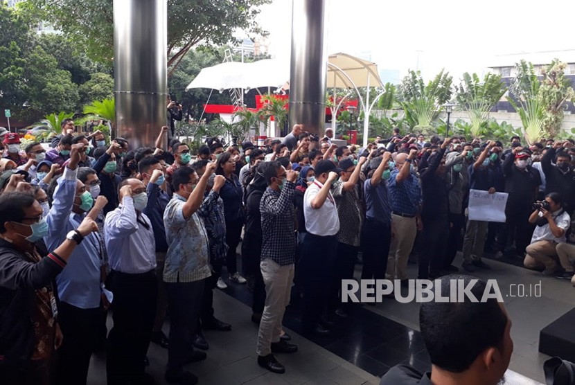 Pegawai Komisi Pemberantasan Korupsi (KPK) menggelar aksi dengan berdiri berjajar melingkari gedung Merah Putih KPK, Kamis (7/2). Mereka meminta kepolisian agar segera menangkap pelaku penganiayaan terhadap penyidik KPK.