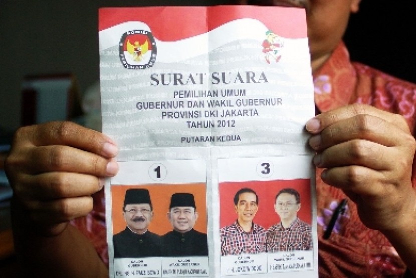 Pegawai Komisi Pemilihan Umum Daerah (KPUD) DKI Jakarta menunjukkan contoh kertas surat suara untuk pilkada putaran kedua, di Jakarta, Jumat (31/8) lalu.