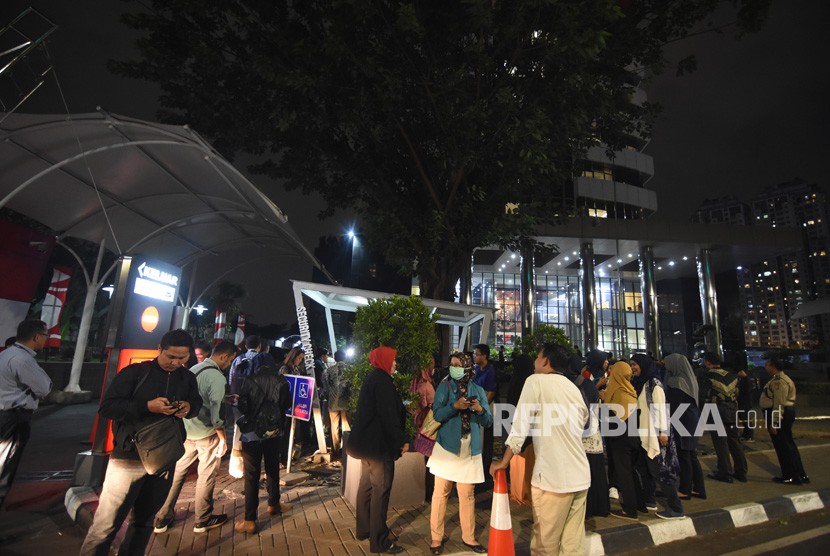 Pegawai KPK keluar dari gedung KPK saat terjadi gempa di Jakarta, Jumat (2/8/2019). 