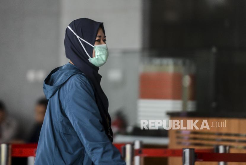 Pegawai KPK memakai masker saat beraktivitas di Gedung KPK, Jakarta, Jumat (13/3).(Republika/Putra M. Akbar )
